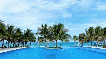 Bể bơi ngoài trời tại khách sạn