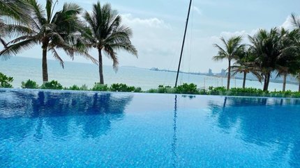 Bể bơi có view nhìn ra biển