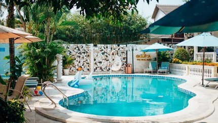 Hồ bơi với làn nước luôn trong xanh