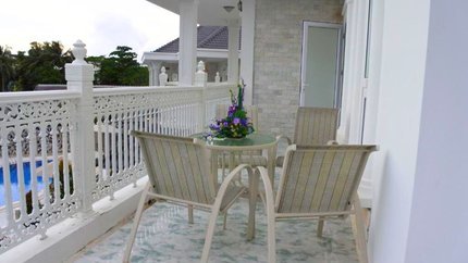 Ban công rộng rãi, hướng nhìn bể bơi