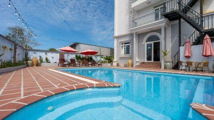 Hồ bơi rộng lớn ngay phía sau hotel