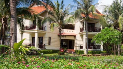 Phía ngoài  Family Beach Front Villa tại Golden Coast Resort & Spa