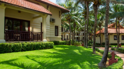 Phòng Deluxe Sea View tại khu nghỉ dưỡng Golden Coast