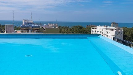 Hồ bơi trong nhà sở hữu view bao quát