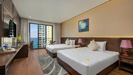 Căn phòng có tông màu gỗ sang trọng