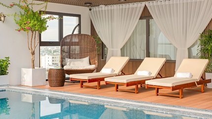 Không gian thư giãn ở bể bơi