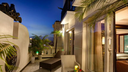 Ban công phòng Junior Suite tại Golden Lotus Luxury