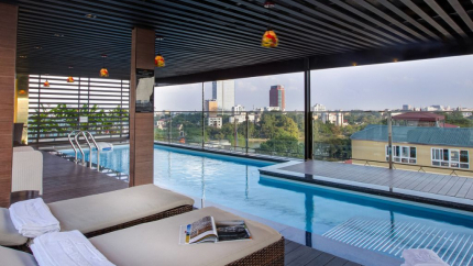 Hồ bơi tại 4* Golden Lotus Luxury