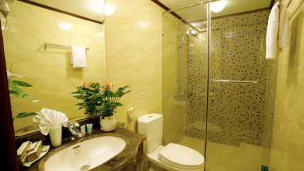 phòng tắm khách sạn