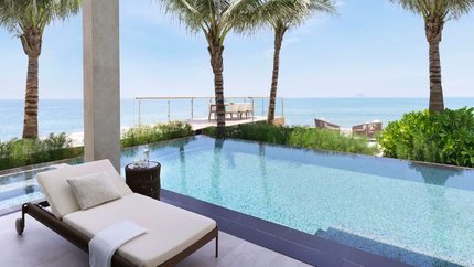Hồ bơi tại villa với tầm nhìn hướng biển tuyệt đẹp