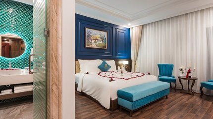 Phòng nổi bật với tông màu là màu xanh