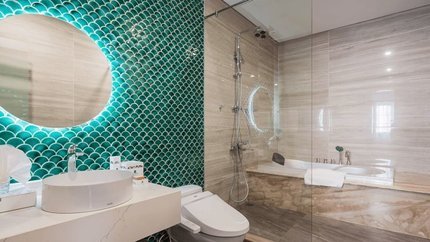 Hoạ tiết vảy cá làm phòng tắm nổi bật