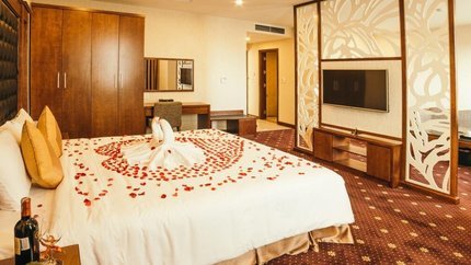 Giường ngủ rộng, được trang trí rất bắt mắt