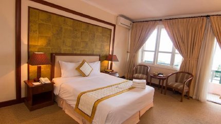 Phòng Deluxe Ocean View có ban công thoáng mát