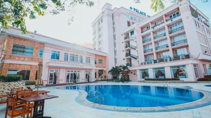 Bể bơi tại khách sạn
