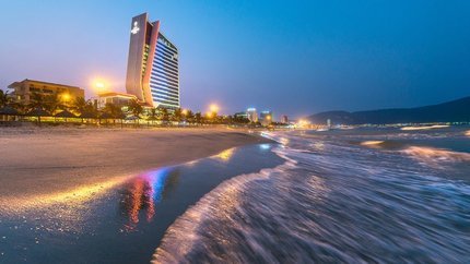 Toàn cảnh khách sạn khi chiều tà