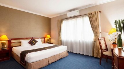 Giường ngủ rộng, phòng thoáng, cửa sổ lớn