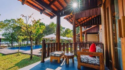 Ban công rộng hướng ánh nắng trực tiếp