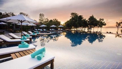 Hồ bơi nước trong xanh