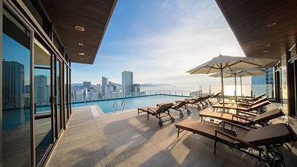 Bể bơi tầm nhìn hướng biển và thành phố