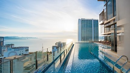 Bể bơi vô cực trên tầng thượng