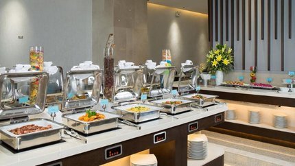 Quầy buffet với đa dạng món ăn