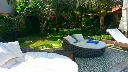 Bên Cạnh Bể Bơi