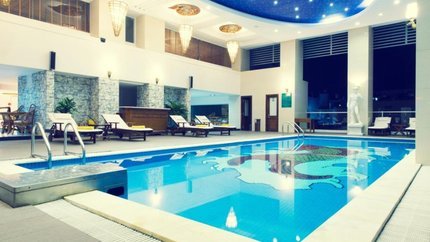 Bể bơi trong nhà tại khách sạn
