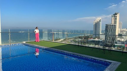 Hồ bơi ngoài trời vô tận ngắm trọn thành phố