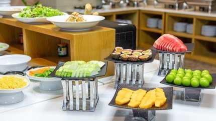 Quầy buffet sáng đa dạng món ăn