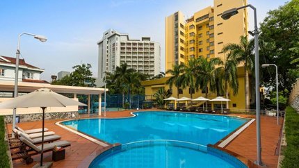 Bể bơi ngoài trời vô cùng rộng rãi