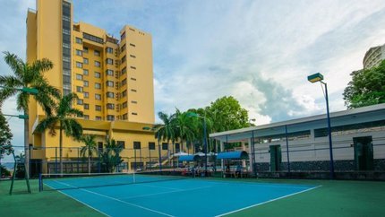 Sân tennis nằm cạnh bể bơi