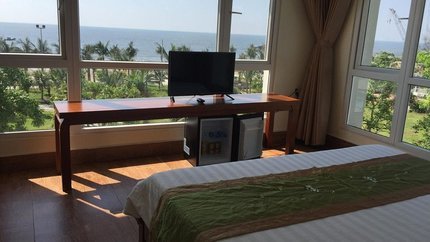 Căn phòng với cửa sổ lớn