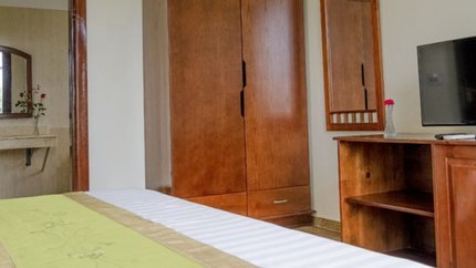 Căn phòng với nội thất bằng gỗ sang trọng