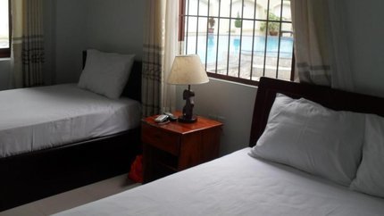 Phòng hứng ánh sáng từ cửa sổ, có điện thoại để bàn