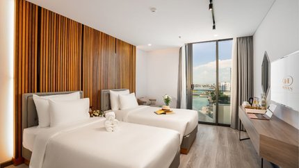 Deluxe Riverview with balcony twin bedroom