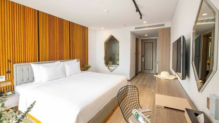 Deluxe Riverview with balcony double bedroom