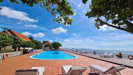 Bể bơi ngoài trời tại Haiduong Intourco Resort 3 sao