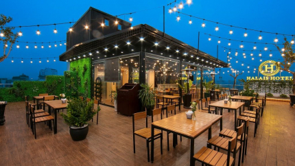 Nhà Hàng Tại Tầng 8 Khách Sạn Halais