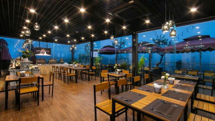 Không Gian Ăn Uống Bên Trong Nhà Hàng Halais Hotel 4*