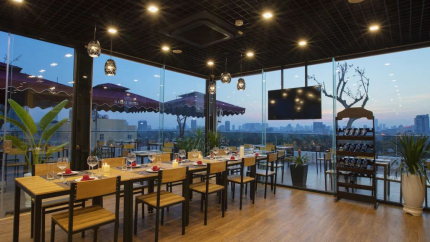 Halais Coffee Lounge Nằm Trên Tầng Thượng Halais Hotel 4*