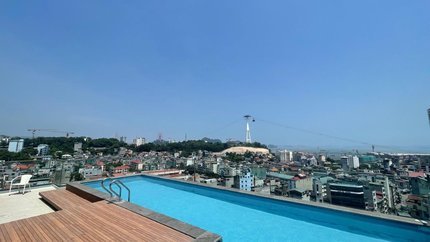 Bể bơi view thành phố