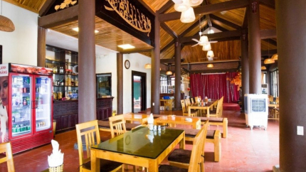 Nhà Hàng Với Không Gian Rộng Rãi, Thoáng Mát Tại Hang Mua Ecolodge