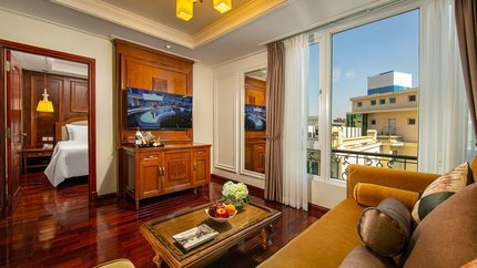 Phòng khách với view nhìn ra phố cổ