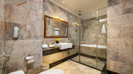 Phòng vệ sinh khép kín với trang thiết bị hiện đại