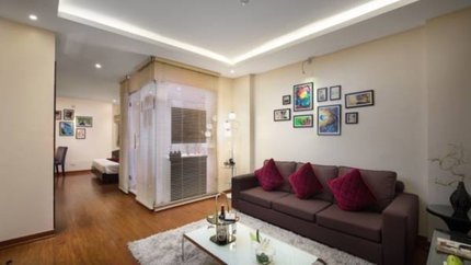 Phòng lớn với khu vực bàn trà và sofa riêng biệt