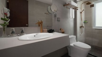 Phòng tắm rộng với chỗ tắm đứng riêng biệt