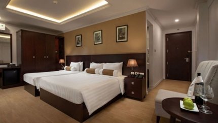 Phòng Family với ban công hướng ra thành phố nhộn nhịp