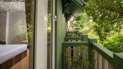Ban công thông thoáng với nhiều cây xanh xung quanh