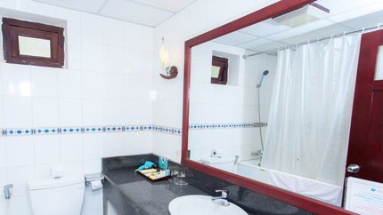 Phòng tắm với thiết kế giản đơn nhưng vẫn đầy đủ tiện nghi
